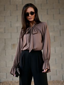 blúzka Roco Fashion  Model Isabel je blúzka z viskózy, ktorá sa vyznačuje elegantným viazaním na krku a dekoratívnymi manžetami s volánom. Ľahký, dýc