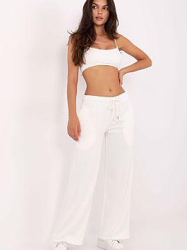 Tepláky Relevance  Nohavice v štýle casual, ideálne na každý deň. Vyrobené z vysoko kvalitnej zmesi bavlny a polyesteru, zabezpečujú pohodlie a odolno