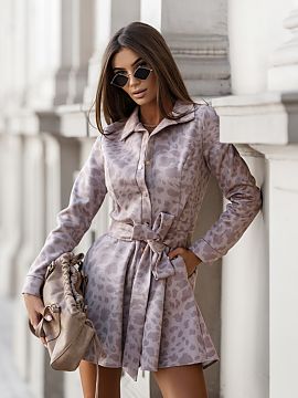 Šaty na deň LaBalancia  Objavte našu elegantnú košeľovú šaty LANA v módnym vzore leoparda v béžovej farbe, ideálnu na rôzne príležitosti. Tieto neuveri