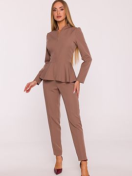 Overal Moe  Elegantný overal zo hladkej látky s matným povrchom je ideálnou kombináciou moderného štýlu a ženskej formy. Jednodielny strih bol 