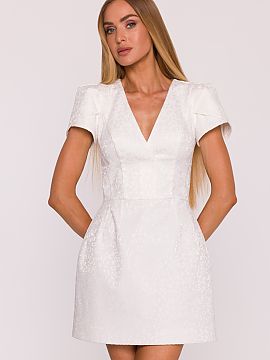 Spoločenské šaty Moe  Elegantný šaty vyrobené z žakárové látky s mierne vypuklým rastlinným vzorom je ponuka pre ženy, ktoré ocenia sofistikovaný št�