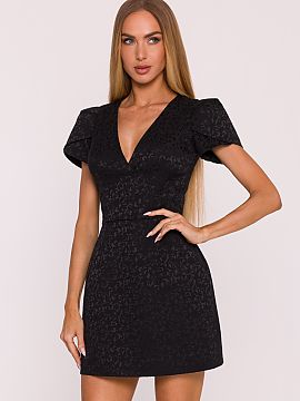 Spoločenské šaty Moe  Elegantný šaty vyrobené z žakárového materiálu s mierne vypuklým rastlinným vzorom sú ponukou pre ženy, ktoré ocenia sofistikova