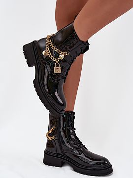Vysoká topánka Step in style  Štýlové dámske členkové topánky z ekokože sú skvelou ponukou na chladnejšie dni. Ozdobené zlatým reťazom s príveskami, ktoré 
