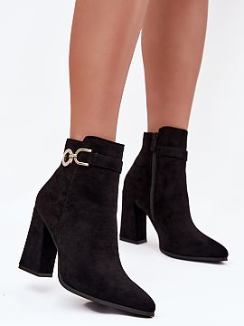 Topánky na opätku Step in style  Dámske čižmy sú umiestnené na stabilnom podpätku vo forme stĺpika. Tento model je vyrobený z ekokože. Vnútro je vykurované obuvn�