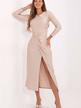 Sukňa na večer Italy Moda  Elegantný večerný šaty v obale s midi dĺžkou, vyrobené z hladkého materiálu so subtilným leskom. Model sa skvele hodí na spoloče