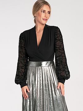 Body Figl  Body s prekladaným výstrihom do V, ktoré subtílne zvýrazňuje siluetu. Ozdobné, dlhé rukávy mu pridávajú eleganciu a výnimočný 