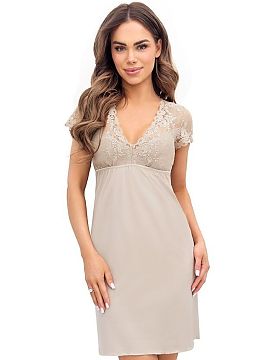 Nočná košeľa Donna  Elegantná nočná košľa s dekoltom do V, vybavená jemnou čipkou. Vrchná časť ozdobená čipkou, s gumou pod prsiami pre jemné zvýr