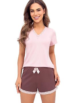 Pyžamo Donna  Dámska pyžamá pozostávajúca z blúzky s krátkym rukávom a výstrihom do V, dokončená jemnou čipkou. Spodná časť blúzky zdoben�