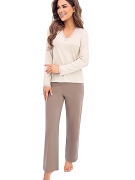 Pyžamo Donna  Dámska pyžama pozostávajúca z blúzky s dlhým rukávom a dekoltom v tvare písmena V, zakončeným jemnou čipkou. Vyrobená z mäkkej,