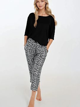 Pyžamo Momenti Per Me  Dámska dvojdielna pyžama vyrobená z jemného viskózového materiálu, ktorý zaručuje pohodlie a priedušnosť. Blúzka s 3/4 rukávom 