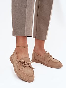 Mokasíny Step in style  Mokasíny pre dámy vyrobené z mäkkého eko zamatového materiálu sú pohodlnou a štýlovou voľbou na každý deň. Osadené na plochej