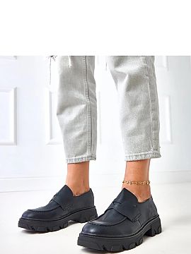 Mokasíny Solea  Klasické mokasíny v elegantnej čiernej farbe sú ideálnou kombináciou pohodlia a štýlu. Vyrobené z ekologickej kože, prezentujú sa