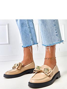 Mokasíny Solea  Pôvabné dámske mokasíny v béžovej farbe sú spojením pohodlia a výnimočného dizajnu. Klasický strih bol obohatený o decentnú ma