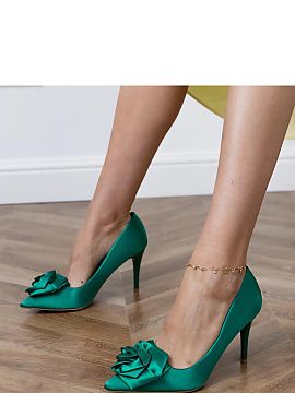 Ihličky Solea  Výnimočné špilky zo saténového materiálu, ktoré upútavajú pohľady vďaka efektnému aplikovanému kvietku. Jemný lesk látky pri