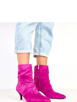 Topánky na opätku Solea  Elegantné dámske členkové topánky vyrobené z jemnej ekologickej semišovej kože. Štíhly špicovitý nos a 6-centimetrový ihlový p