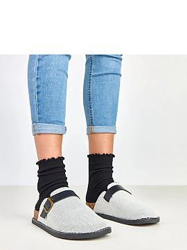 Papuče Solea  Pohodlné ženské papuče vyrobené z mäkkej látky, s praktickým okrúhlym nosom a pohodlnou platformou výšky 3,5 cm, ktorá jemne zdv