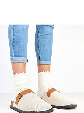 Papuče Solea  Pohodlné dámske papuče vyrobené z mäkkej látky, s praktickým okrúhlym špičiakom a pohodlnou platformou výšky 3,5 cm, ktorá jemn