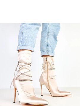 Topánky na opätku Solea  Výnimočné dámske členkové čižmy vyrobené z elegantnej saténovej látky, ktoré pritiahnu pozornosť vďaka ozdobným šnúrkam zdo