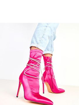 Topánky na opätku Solea  Výnimočné dámske členkové topánky vyrobené z elegantnej saténovej látky, ktoré pritiahnu pozornosť vďaka ozdobným šnúrkam zd