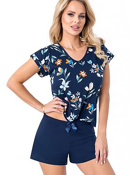 Pyžamo Donna  Ľahká a pohodlná dámska pyžama, ideálna na teplejšie noci. Tričko s krátkym rukávom a výstrihom v tvare písmena V je zdobené š