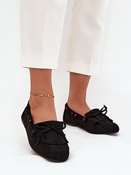 Mokasíny Step in style  Dámske mokasíny z ekokože kombinujú pohodlie s módnym štýlom. Model sa vyznačuje ozdobnými franžuľami s mašličkou, ktoré dodá