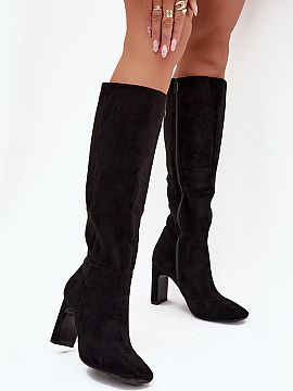 Čižmy na vysokom opätku Step in style  Dámske čižmy z ekokože, osadené na podpätku vo forme stĺpika, sú elegantnou ponukou na zimné dni. Špičky v štvorcovom tvare im d