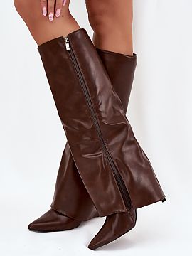 Čižmy na vysokom opätku Step in style  Topánky z ekokože sa vyznačujú otočeným štiepkom, ktorý efektne zakrýva pätu. Model má špicové špičky, čo mu dodáva eleganc