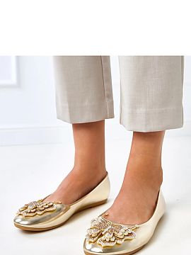 Baleríny Solea  Baleríny pre ženy s ozdobným motýľom s čiernymi kameňmi sú očarujúcim a elegantným modelom, ktorý pridá jemný lesk každej št