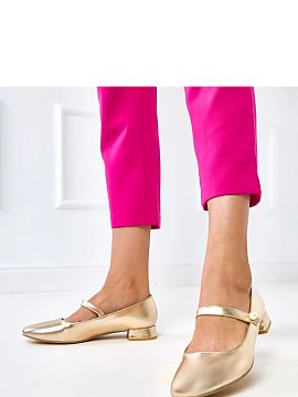 Čižmy Solea  Topánky s ozdobným popruhom s perlou sú elegantný a jemný model, ktorý pridá šarm každej štýlovej kombinácii. Vyrobené z vysoke