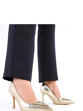 Ihličky Solea  Elegantné vysoké opätky vyrobené z lakovanej ekologickej kože, ktoré spájajú eleganciu a ženskosť. Model s ostrým špičiakom a v