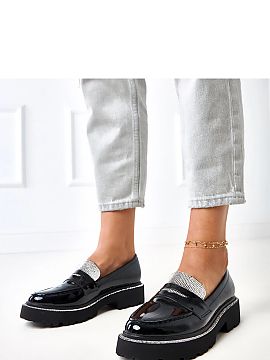 Mokasíny Solea  Štýlové dámske mokasíny vyrobené z lakovanej ekologickej kože. Klasický strih s oblé nosom získava elegantný charakter vďaka ži