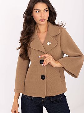 Kabát Rue Paris  Krátky dámsky kabát s elegantným charakterom, ideálny na prechodnú sezónu jeseň, zimu a jar. Vyrobený z vysoko kvalitnej zmesi poly