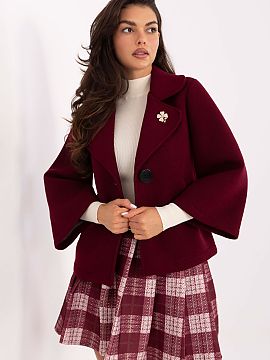 Kabát Rue Paris  Krátky dámsky kabát s elegantným charakterom, ideálny na prechodnú sezónu jesene, zimu a jar. Vyrobený z vysokokvalitnej zmesi polye