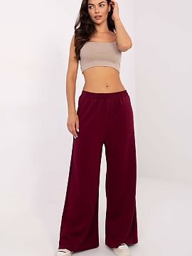 Tepláky Italy Moda  Dámske tepláky v štýle casual, ideálne na každý deň a na relax doma. Vyrobené z mäkkého materiálu typu maslovo jemného, hladké