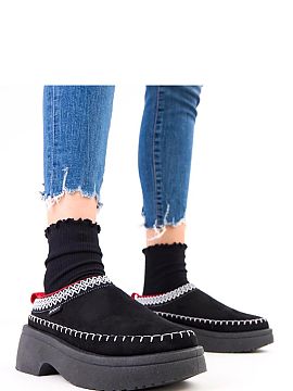 Papuče Solea  Dámske papuče s výšivkou, kombinujúce pohodlie s elegantným akcentom. Vyrobené z ekologickej semišovej kože, vyzerajú štýlovo a 