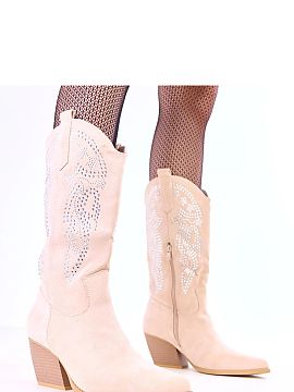 Čižmy na vysokom opätku Solea  Štýlové cowboy čižmy vyrobené z ekologickej semišovej kože kombinujú pohodlie každodenného nosenia s moderným dizajnom. Model s 
