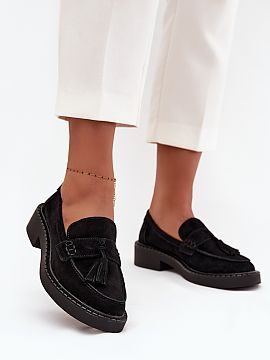 Mokasíny Step in style  Mokasíny pre dámy vyrobené z prírodného semišu. Umiestnené na plochom, stabilnom podpätku. Franže im dodávajú jedinečný šarm. 