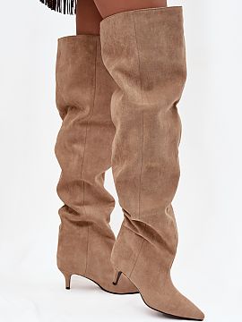Čižmy na vysokom opätku Step in style  Dámske kozačky vyrobené z ekokože. Model je osadený na nízkej ihle. Charakteristickou vlastnosťou topánok je široká lýtková čas