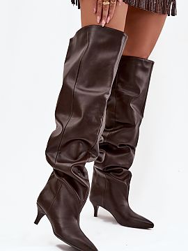 Čižmy na vysokom opätku Step in style  Dámske kozačky vyrobené z ekokože. Model je umiestnený na nízkom opätku. Charakteristickým znakom topánok je široký pruh, ktorý 