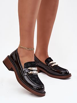 Mokasíny Step in style  Mokasíny vyrobené z prírodnej kože sú kombináciou klasického elegancie a pohodlia. Jemný zlatý detail s krištáľmi im dodáva vý