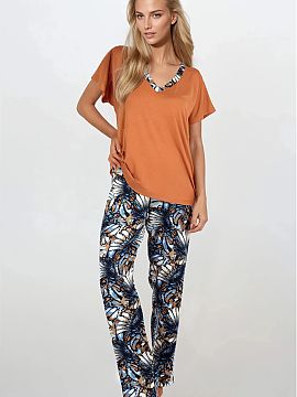 Pyžamo Momenti Per Me  Objavte dokonalú kombináciu pohodlia a ženského štýlu s touto dámskou pyžamou. Dvojdielny set pozostáva z trička v jednofarebnom p