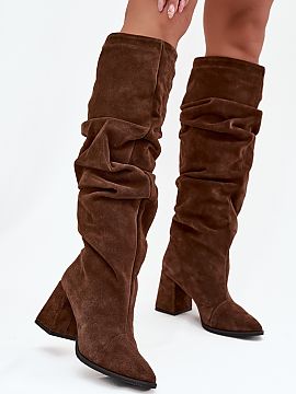 Topánky na podpätku Step in style  Dámske kozačky vyrobené z prírodného zamatového materiálu sú elegantnou ponukou, ktorá sa skvele hodí do jesenného a zimného obd