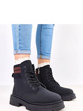 Pohodlné topánky Solea  Moderné a pohodlné dámske trapery s futrom sú ideálnou voľbou na chladné dni. Vyrobené z vysoko kvalitnej ekologickej kože, kombinu