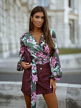 blúzka LaBalancia  Objavte eleganciu a pohodlie s blúzkou TULLA v zelenom odtieni Green Blush. Táto krásna blúzka sa vyznačuje minimalistickým a zárove