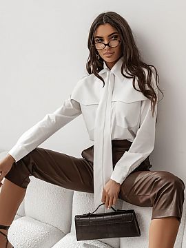 tričko s dlhým rukávom LaBalancia  Objavte eleganciu a pohodlie, ktoré ponúka košeľa MILO v odtieni ecru. Vyrobená z vysoko kvalitných materiálov, táto košeľa kombin