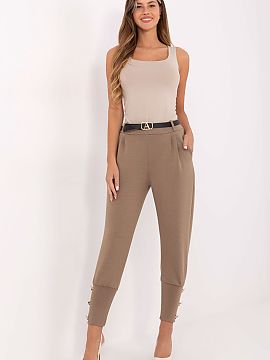 Tepláky Factory Price  Moderné a pohodlné dámske teplákové nohavice v casual štýle, ideálne na každý deň a do práce v uvoľnenom vydání. Vyrobené z 