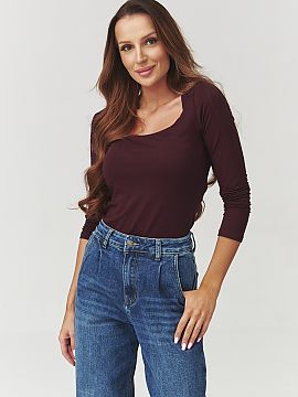 blúzka Makadamia  Štýlová dámska blúzka s káro dekoltom je ideálnou kombináciou ženskej elegancie a každodennej pohodlnosti. Vyrobená z vysoko kval