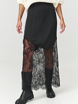 dlhá sukňa Makadamia  Výnimočná čierna sukňa s čipkovaným záverom je ponukou pre ženy, ktoré radi kombinujú eleganciu s trochou charakteru. Tento model