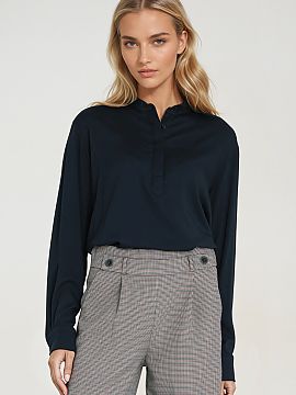 blúzka Nife  Moderná dámska blúzka s oversized strihom je kombináciou voľnosti a elegancie. Vyrobená z ľahkej a príjemnej viskózy, poskytuje poh