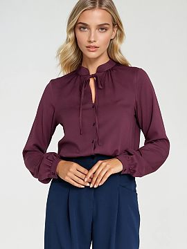 tričko s dlhým rukávom Nife  Štýlová dámska blúzka so strihom regulár, vyrobená z ľahkej a priehľadnej viskózy. Model má viazanie na krku s jemným rozrezom n